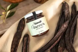 Crema de Garrofa amb oli d'oliva, ambient amb garrofes i branca d'olivera