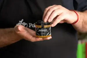 Melmelada d'oove a les mans d'un cuiner de Pobill Ecològics
